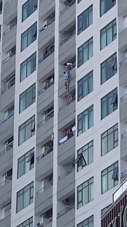 Во Вьетнаме европеец пытался выйти с балкона на 17 этаже Во Вьетнаме европеец пытался выйти с балкона на 17 этаже