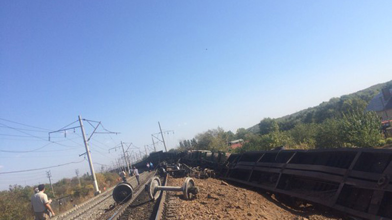 Сошедший с рельсов поезд под Саратовом повредил линию электропередач Сошедший с рельсов поезд под Саратовом повредил линию электропередач