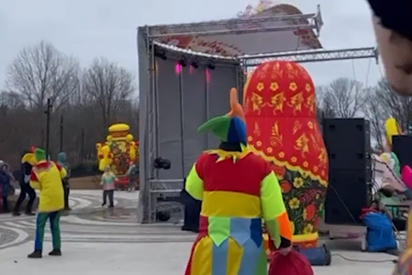 В Ленобласти сцена чуть не придавила детей на масленичных гуляниях В Ленобласти сцена чуть не придавила детей на масленичных гуляниях