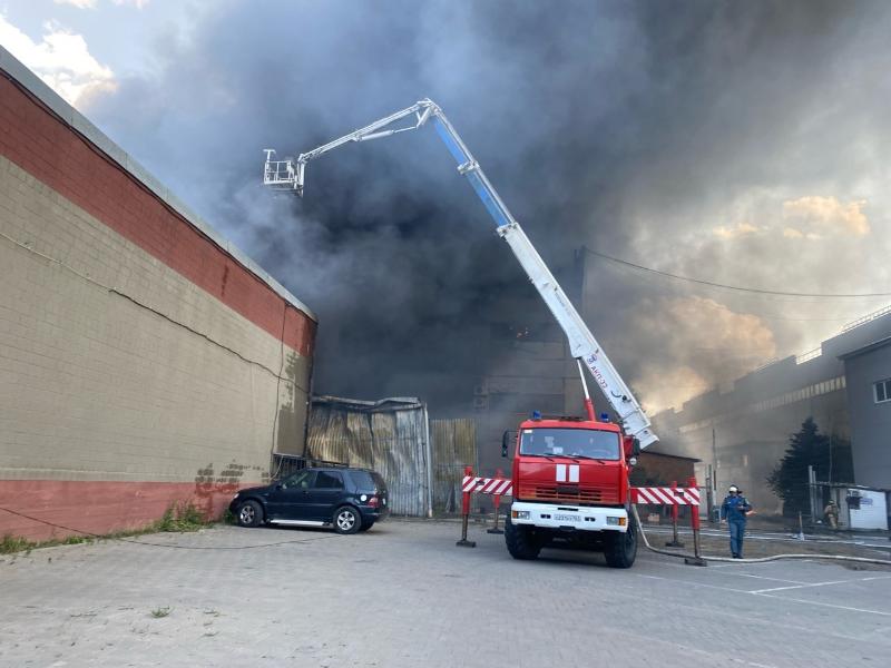 В Ростове-на-Дону горел офис и склад: более 130 человек боролись с огнем | В Ростове ликвидировали крупный пожар в офисном здании
