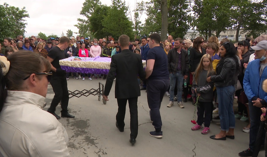 На Сахалине простились с жестоко убитой школьницей
