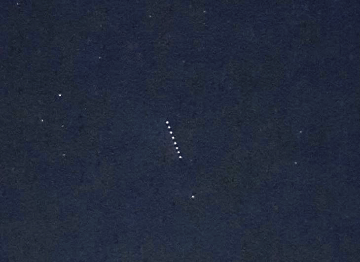 Мистические огни на небе: жители Свердловской области стали свидетелями спутников SpaceX | Жители Урала ночью заметили загадочные огни