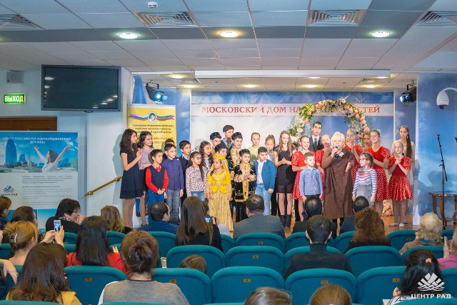 Дети возвели "Мост дружбы" между Россией и Азербайджаном Дети возвели "Мост дружбы" между Россией и Азербайджаном