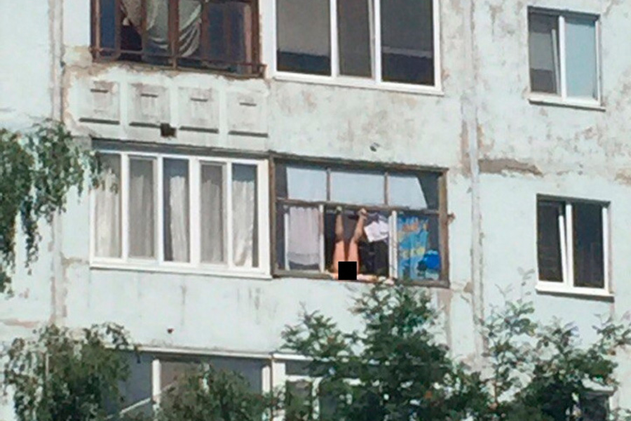 В Тюмени в окне «засветилась» голая любительница загара. ФОТО В Тюмени в окне «засветилась» голая любительница загара. ФОТО