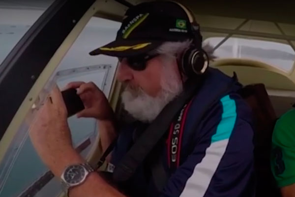 Смартфон пережил падение из самолета и записал весь полет Смартфон пережил падение из самолета и записал весь полет