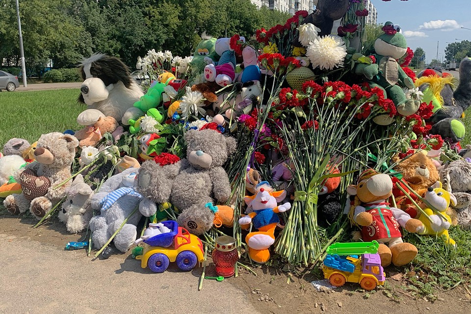 Одна могила на двоих: сбитых студенткой в Москве детей похоронили в закрытых гробах Одна могила на двоих: сбитых студенткой в Москве детей похоронили в закрытых гробах