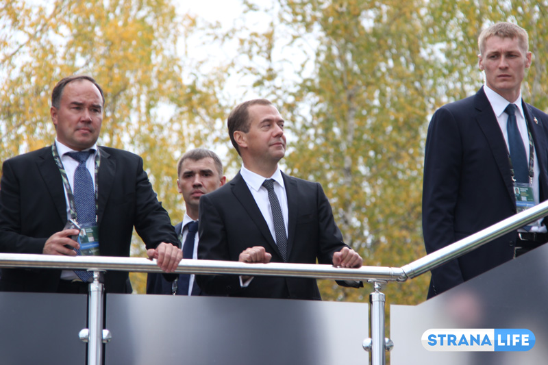 Выставка вооружений в Нижнем Тагиле: Медведев у "Арматы" в толпе журналистов