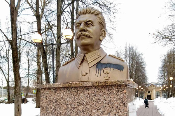 В Звенигороде неизвестные разрисовали памятник Сталину В Звенигороде неизвестные разрисовали памятник Сталину