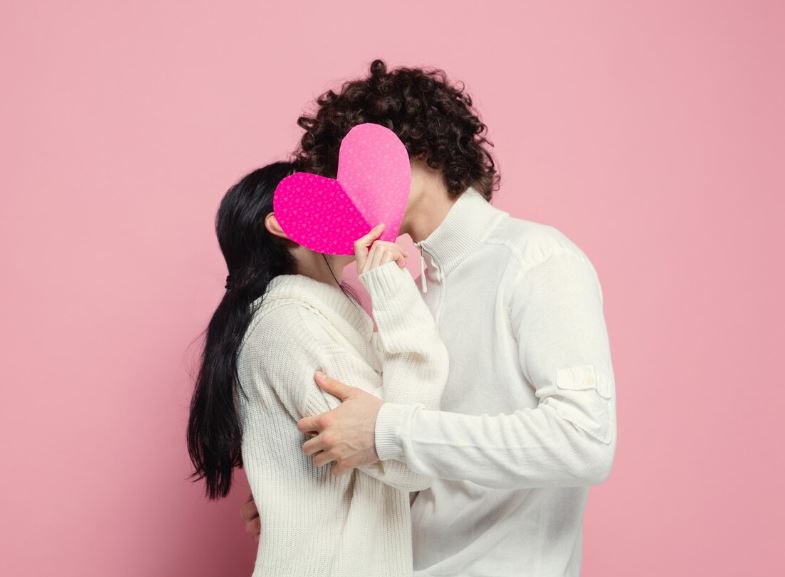 Любовь как зависимость: почему мы возвращаемся к тем, кто ранит | Психологи объяснили, почему любовь часто ассоциируется со страданием