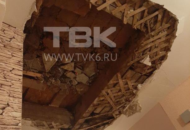 В Красноярске в 2-этажном доме рухнул потолок, едва не убив ребенка