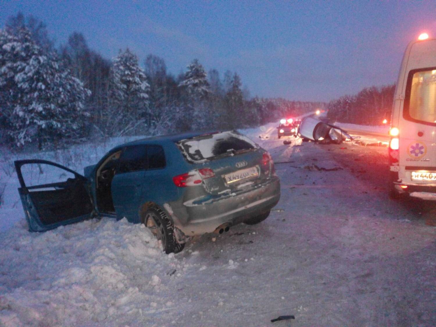С разницей в 10 минут на трассах Свердловской области произошли два ДТП. Погибли 5 человек