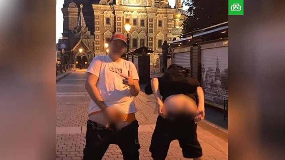 В Петербурге задержали подростков, снявших штаны у храма Спаса на Крови