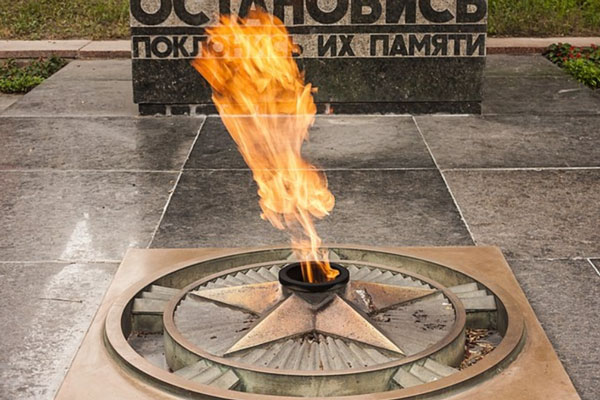 Полиция ищет двоих акробатов, осквернивших Вечный огонь в Невинномысске | Трое акробатов осквернили Вечный огонь в Невинномысске