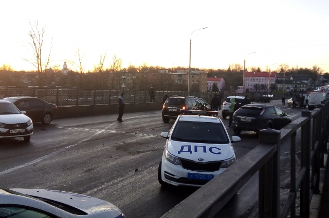 Около 20 машин столкнулись на мосту в Тверской области Около 20 машин столкнулись на мосту в Тверской области