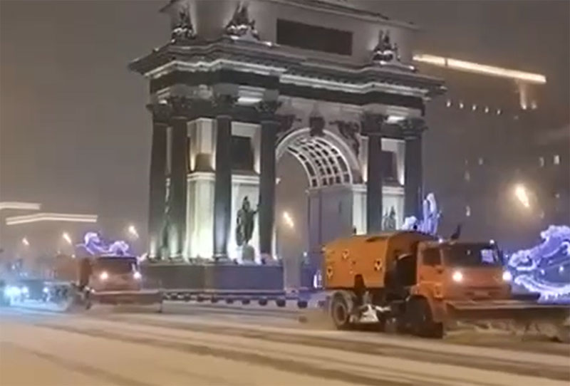 На Москву движется «снежный армагеддон»: трассы заметает, образуются пробки | Снегопад на пути к Москве: полосы трасс заметены, пробки до нескольких километров
