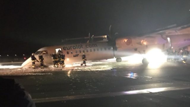 В Варшаве самолет совершил аварийную посадку без шасси В Варшаве самолет совершил аварийную посадку без шасси