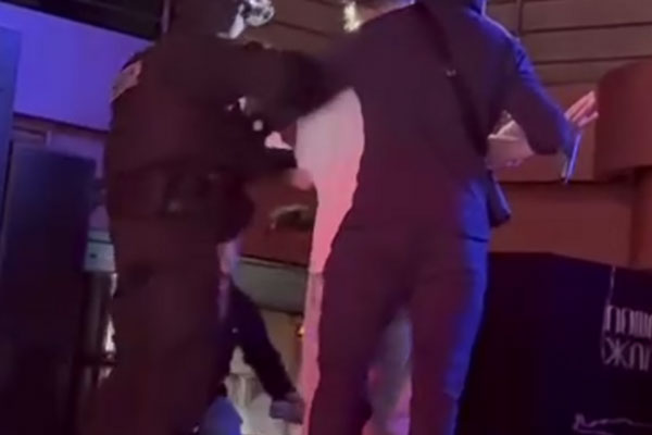 Силовики задержали рэпера Платину во время выступления в Томске | Популярный рэпер Платина задержан на концерте в Томске Силовики задержали рэпера Платину во время выступления в Томске | Популярный рэпер Платина задержан на концерте в Томске