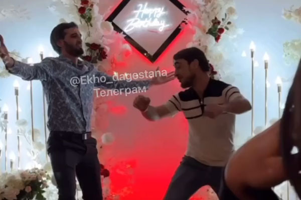Дагестанским блогерам пришлось извиняться за танец, не соответствующий местному менталитету Дагестанским блогерам пришлось извиняться за танец, не соответствующий местному менталитету