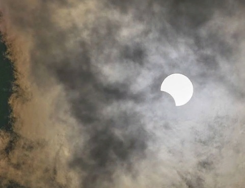 Пользователи соцсетей из разных стран делятся снимками кольцеобразного солнечного затмения