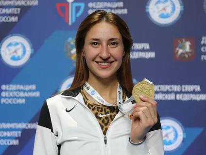 Разбудили салютом в 4 утра: российская саблистка завоевала золото несмотря на провокации в Тбилиси | Саблистка Яна Егорян стала трехкратной чемпионкой мира по фехтованию