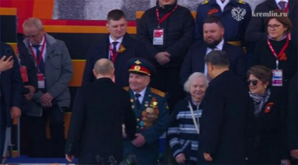 Путин обменялся рукопожатиями с ветеранами Великой Отечественной войны | Путин пожал руки ветеранам Победы Путин обменялся рукопожатиями с ветеранами Великой Отечественной войны | Путин пожал руки ветеранам Победы