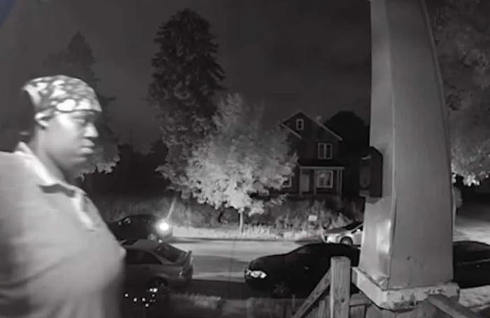 В США девушка разгромила машину курьера на 10 тысяч долларов из-за куриных крылышек  | Девушка повредила машину курьера в США из-за не доставленного заказа 