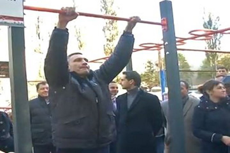 Виталий Кличко обиделся на "сосиску" и перевернулся. Видео Виталий Кличко обиделся на "сосиску" и перевернулся. Видео