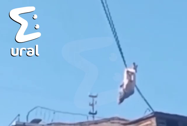 В Свердловской области женщина сорвалась с проводов, висящих над пятиэтажкой