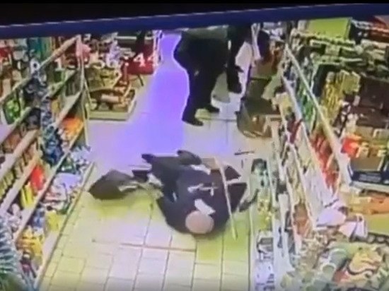 Житель Москвы ударом свалил с ног не соблюдавшую дистанцию старушку Житель Москвы ударом свалил с ног не соблюдавшую дистанцию старушку