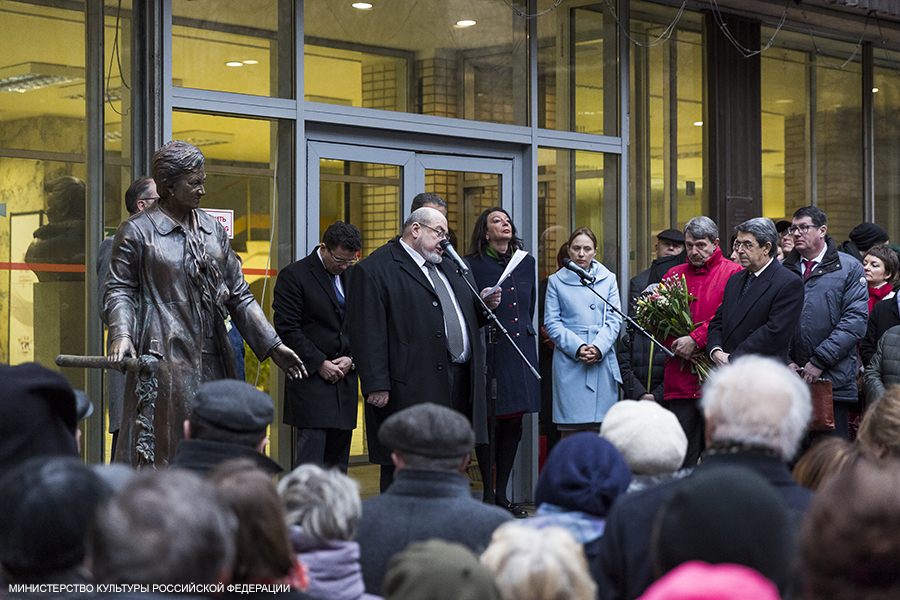 В «Иностранке» прошли мемориальные мероприятия, приуроченные к 70-летию со дня рождения Екатерины Гениевой