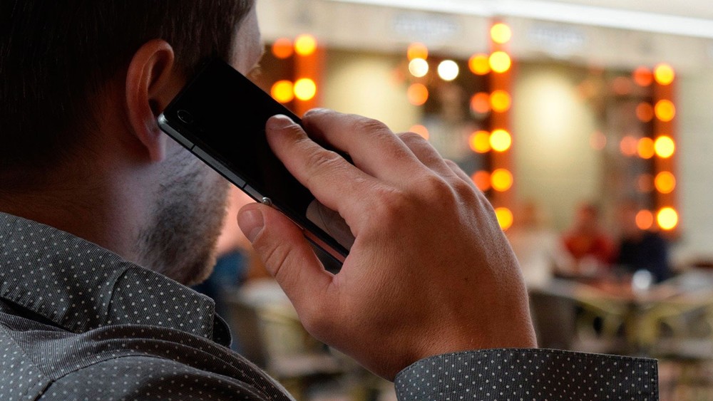 Юрист назвал запрещенные фразы при общении с мошенниками