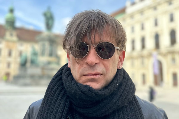 Фронтмен группы «Би-2» заявил, что не вернётся в Россию Фронтмен группы «Би-2» заявил, что не вернётся в Россию