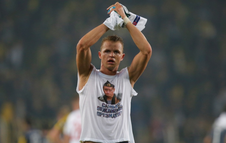 «Локомотив» оштрафует Тарасова на 300 тысяч евро за футболку с Путиным «Локомотив» оштрафует Тарасова на 300 тысяч евро за футболку с Путиным