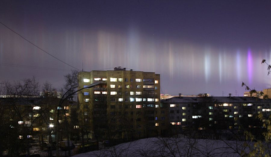 Уральцы фотографируют северное сияние в небе над Екатеринбургом Уральцы фотографируют северное сияние в небе над Екатеринбургом