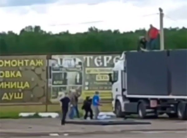 Вылетели из фуры: беспилотники впервые атаковали Иркутскую область. Видео | Губернатор Кобзев: вылетевшие из фуры БПЛА атаковали военную часть под Иркутском Вылетели из фуры: беспилотники впервые атаковали Иркутскую область. Видео | Губернатор Кобзев: вылетевшие из фуры БПЛА атаковали военную часть под Иркутском