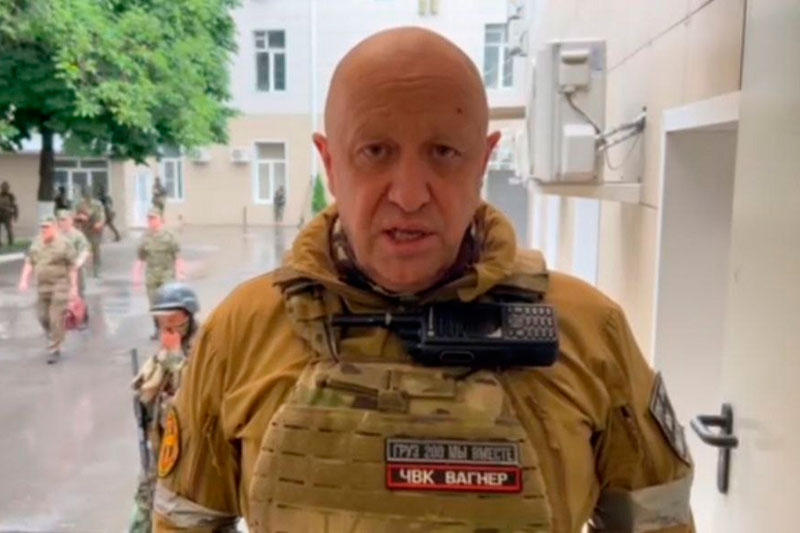 Вандалы оставили на могиле Пригожина плакат с надписью «Петух» и фаллоимитатор | Фаллос в руке и надпись «Петух»: могилу Пригожина осквернили в Петербурге Вандалы оставили на могиле Пригожина плакат с надписью «Петух» и фаллоимитатор | Фаллос в руке и надпись «Петух»: могилу Пригожина осквернили в Петербурге