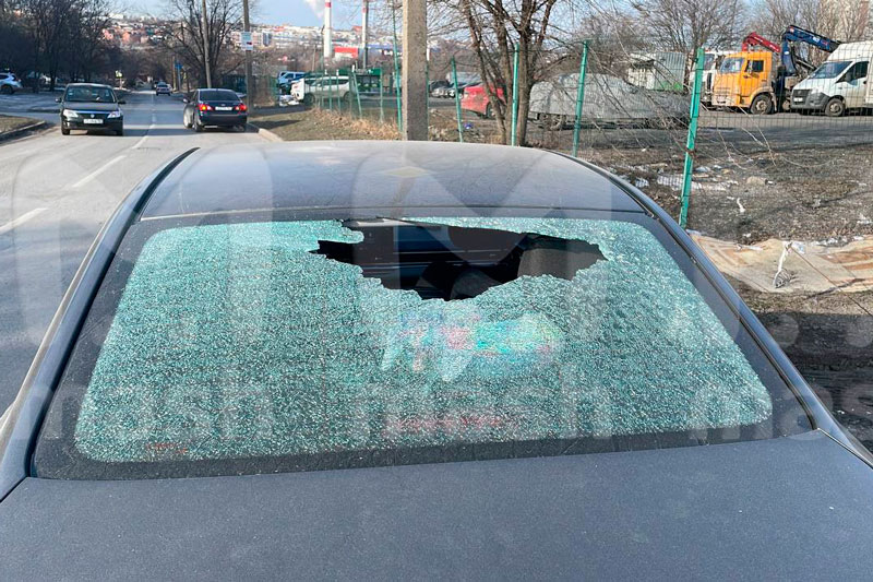 Geely отказал в замене окна по гарантии ростовчанину, у которого треснуло заднее стекло на новой машине | Владельцы Geely сообщают о трескающихся стеклах: в компании отказываются менять по гарантии