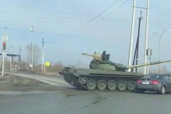 «Ты куда поехал?»:  в Свердловской области танк протаранил машину с нарушителем | На Урале столкнулись танк и легковушка