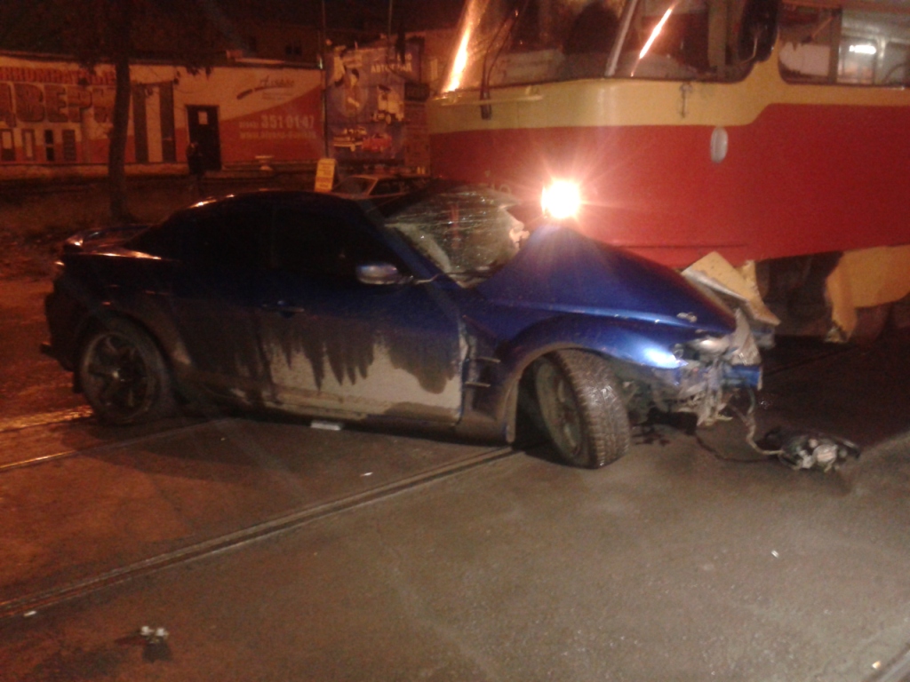 Полиция Екатеринбурга проводит проверку по факту ДТП с участием трамвая и автомашины "Мазда" Полиция Екатеринбурга проводит проверку по факту ДТП с участием трамвая и автомашины "Мазда"