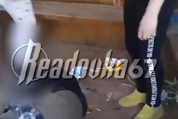 Избитую 12-летнюю девочку из Вязьмы запугивали электрошокером, чтобы она молчала Избитую 12-летнюю девочку из Вязьмы запугивали электрошокером, чтобы она молчала