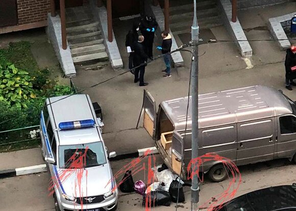 Мумии людей нашли в подъезде дома и припаркованной машине в Одинцове Мумии людей нашли в подъезде дома и припаркованной машине в Одинцове