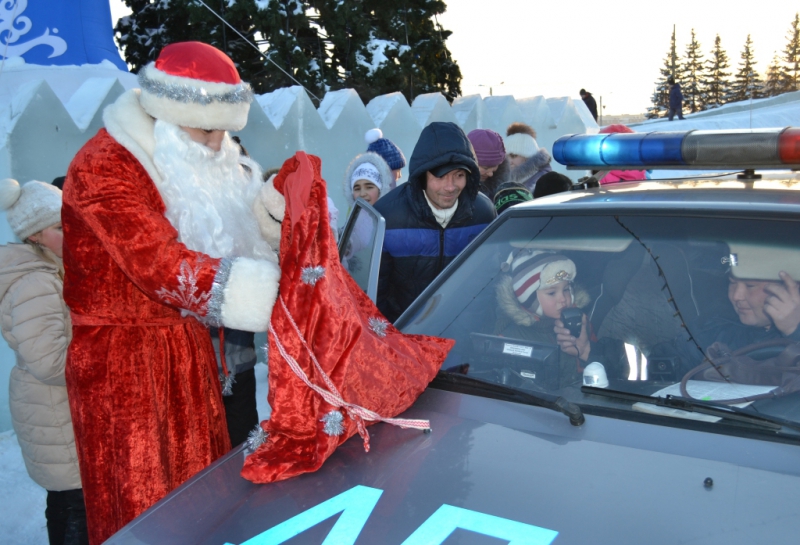 В Гае полицейский Дед Мороз поздравил детей и взрослых с праздником В Гае полицейский Дед Мороз поздравил детей и взрослых с праздником