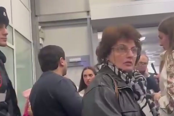 Пассажиры почти на три дня застряли в аэропорту Минеральных Вод из-за поломки самолета FlyDubai Пассажиры почти на три дня застряли в аэропорту Минеральных Вод из-за поломки самолета FlyDubai