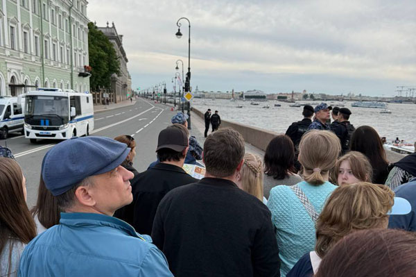 Жители Петербурга возмущены: запретили находиться на набережных во время репетиции «Алых парусов» | Петербуржцам запретили находиться на набережных во время репетиции «Алых парусов»