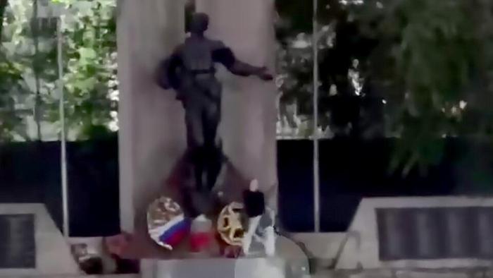 В Кургане пьяная женщина устроила танцы на мемориале погибшим воинам: нарушительницу задержали | В Кургане задержали женщину за танцы на мемориале В Кургане пьяная женщина устроила танцы на мемориале погибшим воинам: нарушительницу задержали | В Кургане задержали женщину за танцы на мемориале