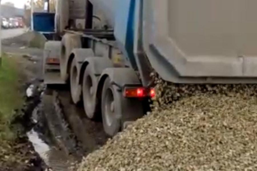 В Свердловской области арестован водитель тягача, который, будучи уличенным в перегрузе, вывалил щебень на дорогу