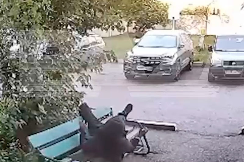 Удивительное происшествие в Башкортостане: мужчина упал с третьего этажа, встал и ушёл. Видео | В Башкирии мужчина упал с 3 этажа на скамейку и ушёл как ни в чём не бывало Удивительное происшествие в Башкортостане: мужчина упал с третьего этажа, встал и ушёл. Видео | В Башкирии мужчина упал с 3 этажа на скамейку и ушёл как ни в чём не бывало