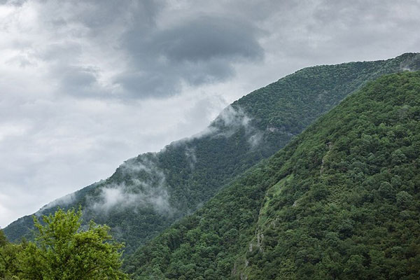 В Абхазии россиянин сорвался с тарзанки и упал на скалу В Абхазии россиянин сорвался с тарзанки и упал на скалу