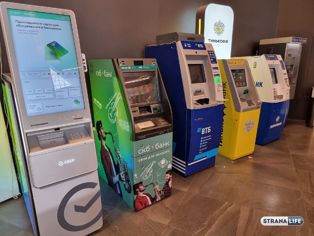 В Москве мошенники нашпиговали банкоматы пятитысячными купюрами из «банка приколов» В Москве мошенники нашпиговали банкоматы пятитысячными купюрами из «банка приколов»