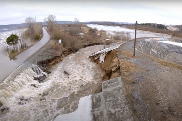 Появилось видео, как томичи гуляют у Коммунального моста, где размыло дамбу | Любопытные жители Томска вопреки запрету выходят на размытый рекой вал Появилось видео, как томичи гуляют у Коммунального моста, где размыло дамбу | Любопытные жители Томска вопреки запрету выходят на размытый рекой вал